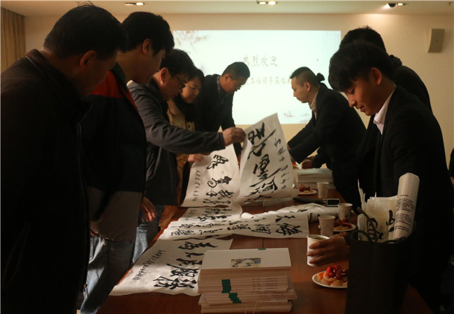 我校师生与花园领导交流书法.jpg