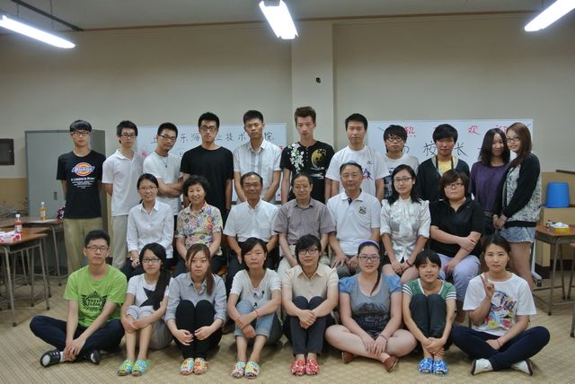 2-项校长与留学生实习生合影20130715.jpg