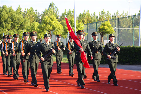 国旗班护卫五星红旗入场.jpg