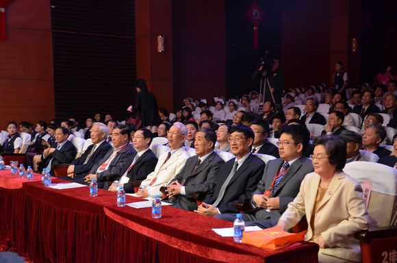 DSC_6328 2 领导和嘉宾在前排就座.jpg