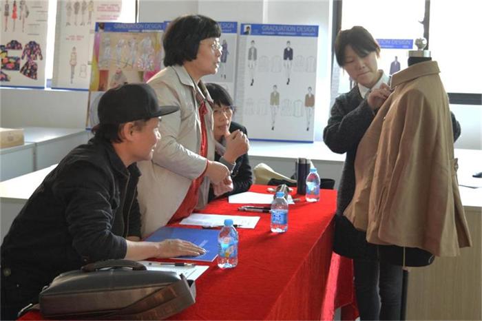 20141114毕业生毕业设计答辩现场 答辩指导老师从左往右依次是赵轶群、郭玉燕（女）、张道英（女）  答辩学生为服装121 徐莹.JPG