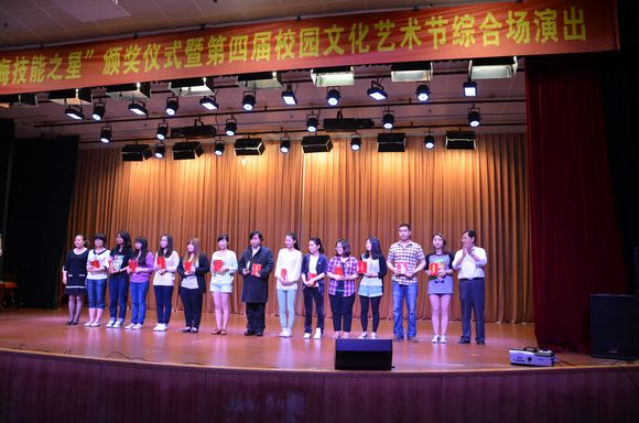 004 副校长程龙根和党委副书记王玉为获奖同学颁奖并合影留念 2.jpg