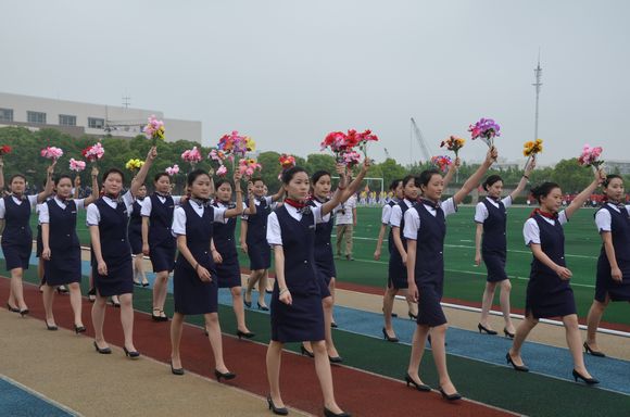DSC_0667   由航空运输系女生组成的鲜花队英姿飒爽.jpg