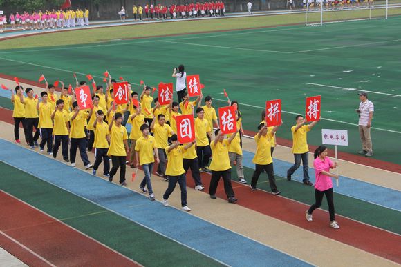 IMG_2762   机电学院的方队整齐划一.jpg