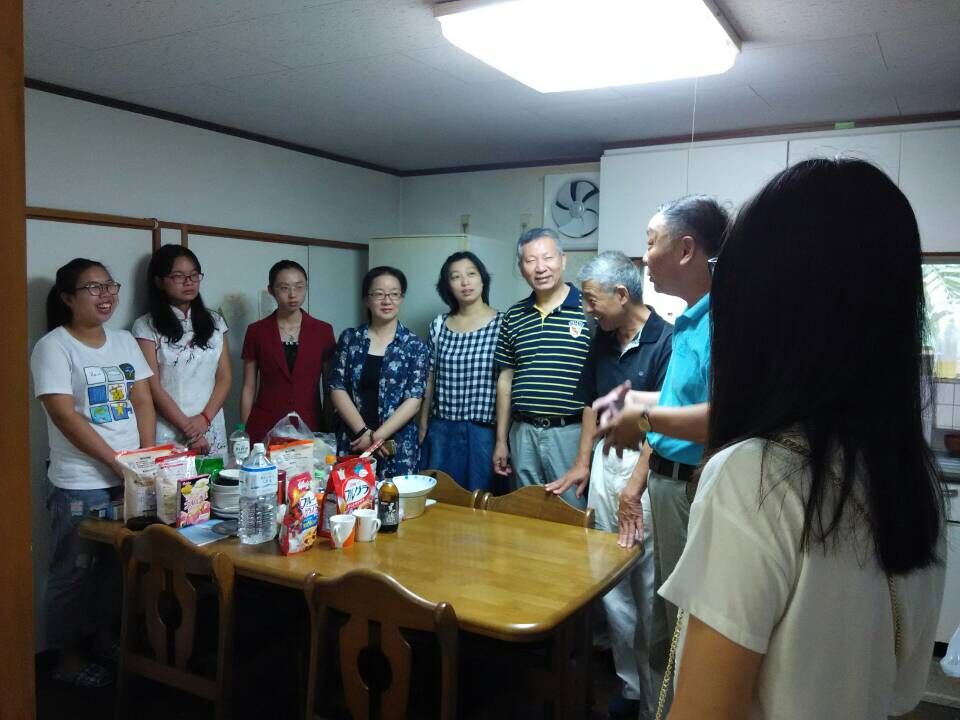 6.我校领导去学生宿舍看望同学们.jpg