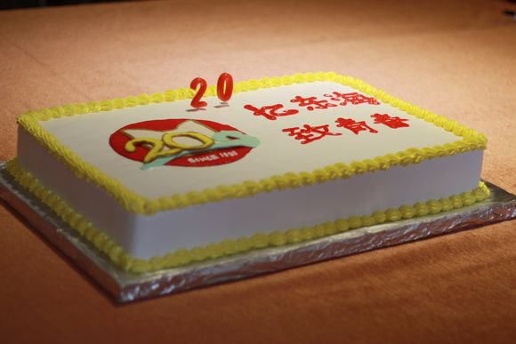 校友为东海送上精致的生日蛋糕.jpg