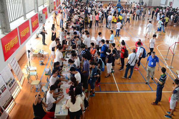 1 报到现场人头攒动.jpg