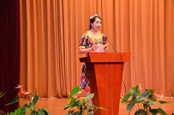 新疆班学员阿依夏木代表在结业典礼上发言  22.jpg