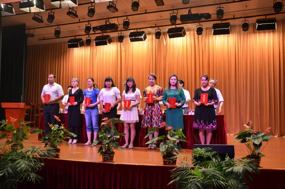 与会领导为优秀学员颁奖   22.jpg