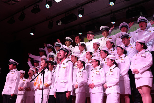 经管学院演唱长江之歌 (2).jpg