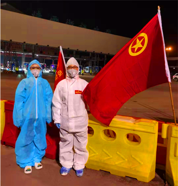 祝晓菲（左一）与同事.png