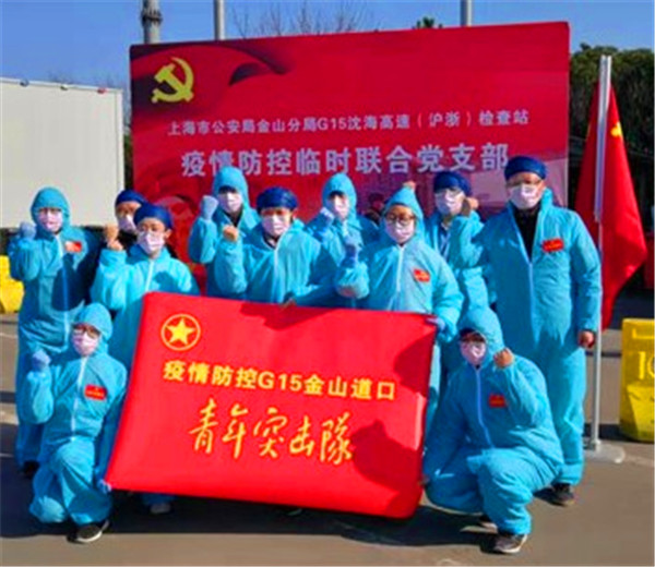 祝晓菲（左四）与同事-修改.jpg