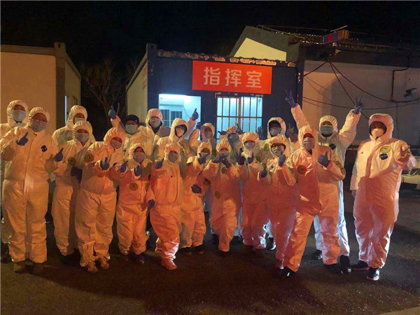 朱犇昱（第二排左五）与同事.jpg