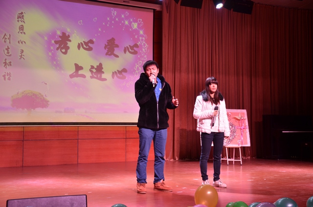两位同学深情地唱父亲、母亲的歌.JPG